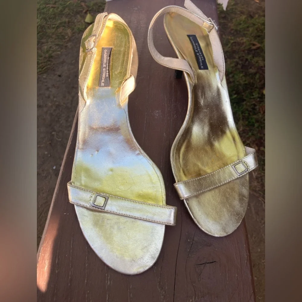 Elegant Gold and Black Heels - Picture 7 of 7